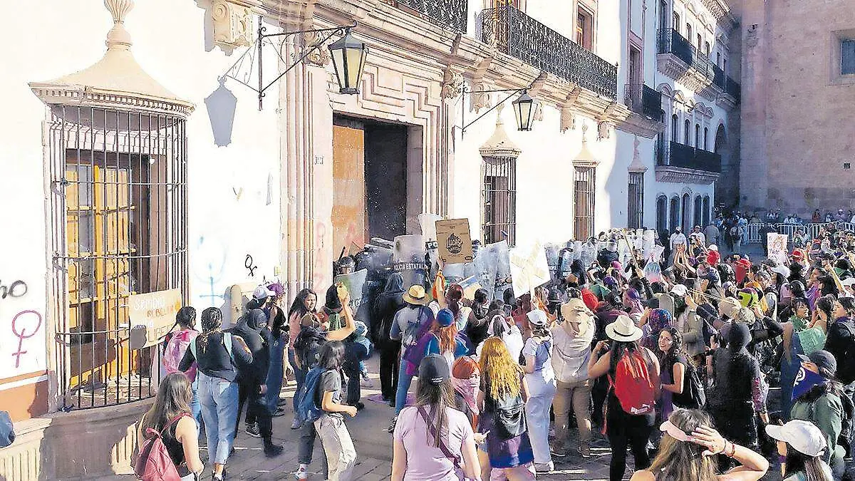 Trifulca tras marcha feminista en la Plaza de Armas en Zacatecas